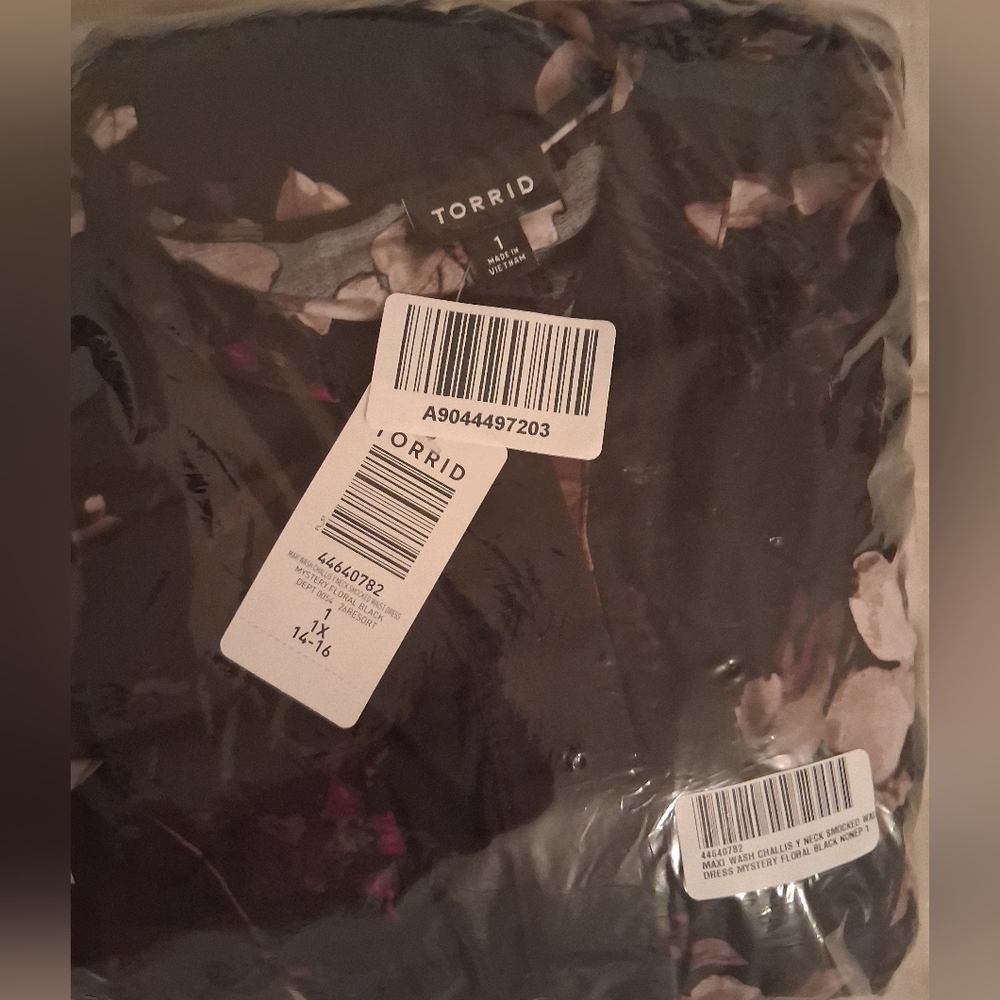 New Torrid 1X(14/16) Y-Neck Smocked Waist Flutter Sleeve Maxi Dress-Black Floral - Picture 8 of 9